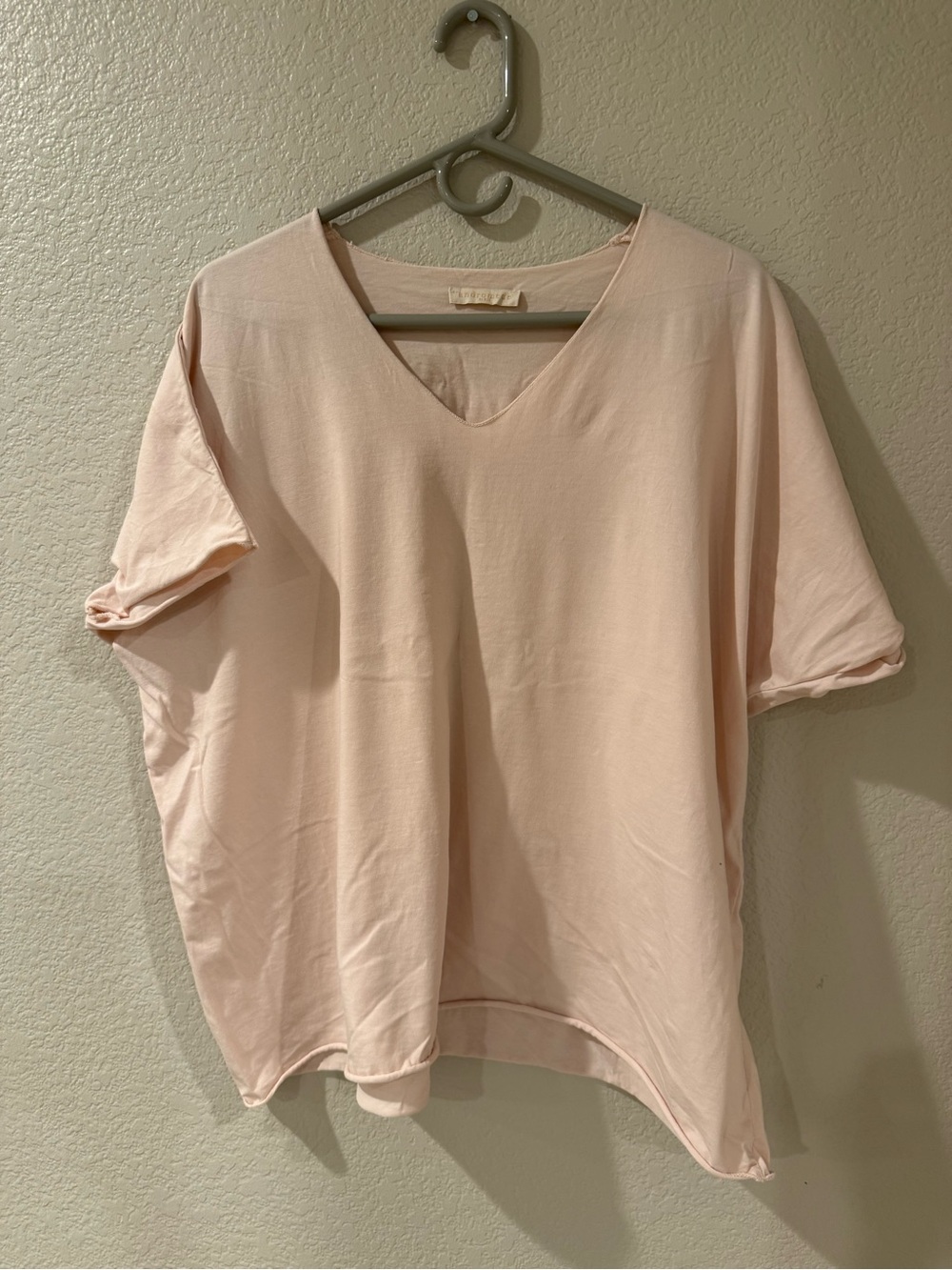 Relaxed V-Neck Short Sleeve Top in Pale Pink
